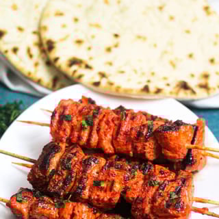 Tikka chicken in 2 skewers with Garlic Naan