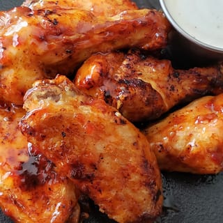 Sriracha Buffalo Wings (8 pieces) with Fries