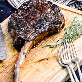 Tomahawk Steak in Tomahawk Rub